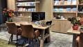 Interieur filiaal Klooster Reizen Stadskanaal, een balie met stoelen en gidsen erachter in de kast
